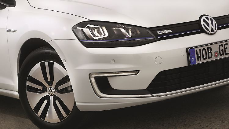 The most striking distinguishing features from the combustion engine versions: the c-shaped daytime running lights and a blue trim strip in the radiator grille.
