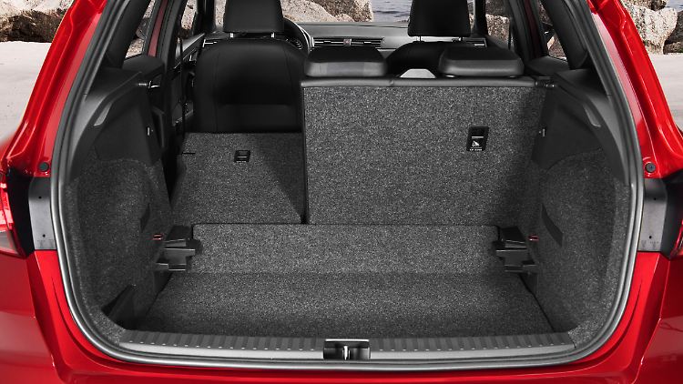 The trunk holds 400 liters, up to 1280 liters with the backrest folded down.