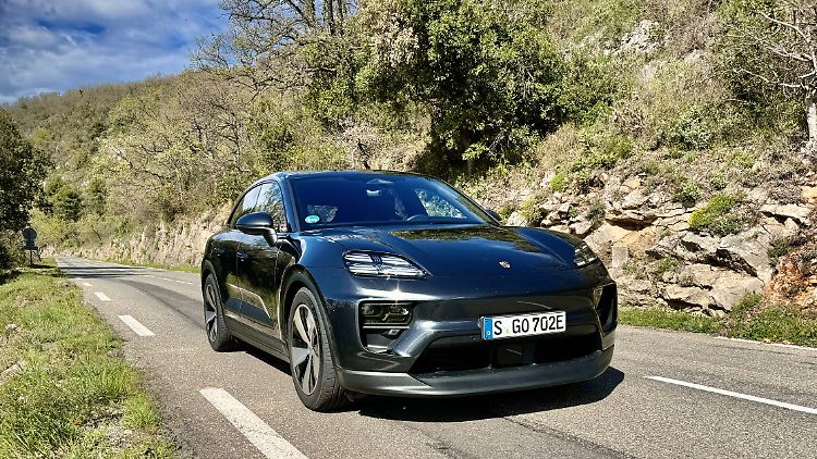 With its headlight design, the electrically powered Porsche Macan is strongly reminiscent of the Taycan, which is also electrically powered.