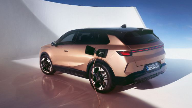 Futuristic light effects at the rear make the new Opel Grandland appear striking, the "Opel" lettering in particular catches the eye.