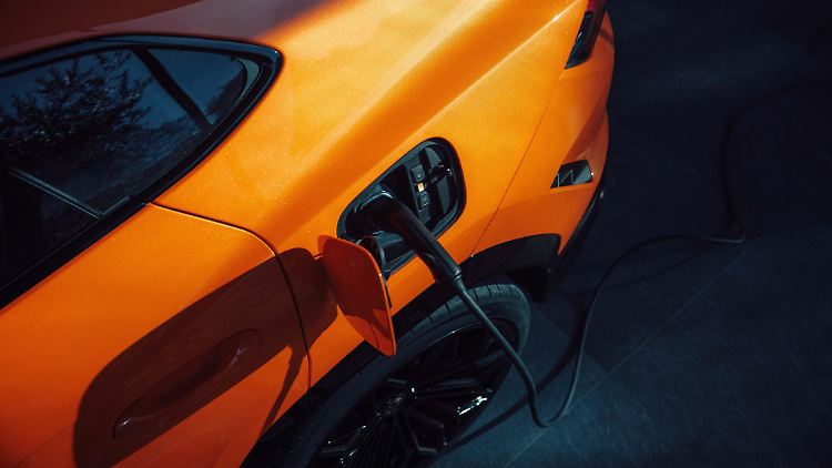 There is now a battery (almost 26 kWh) hidden in the Lamborghini Urus that can be charged externally.