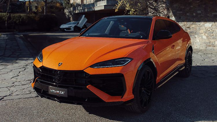 Many beads in the sheet metal give the Lamborghini Urus an athletic appearance.