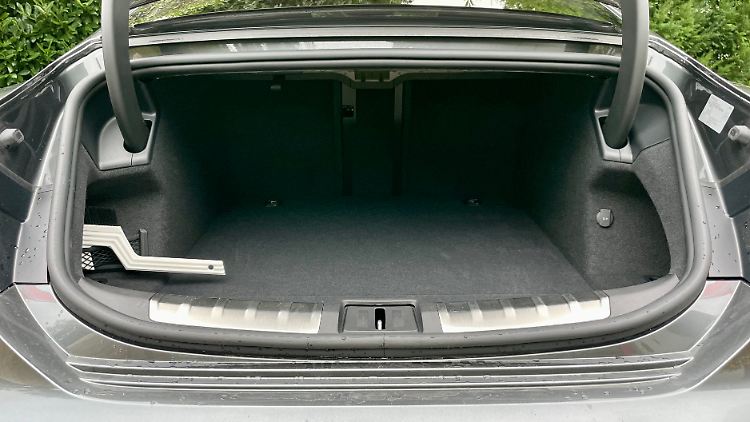 350 liters of trunk volume is a bit meager for a full-sized business sedan.