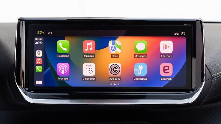 As an alternative to the on-board infotainment program, smartphone content can also be integrated into the touchscreen.