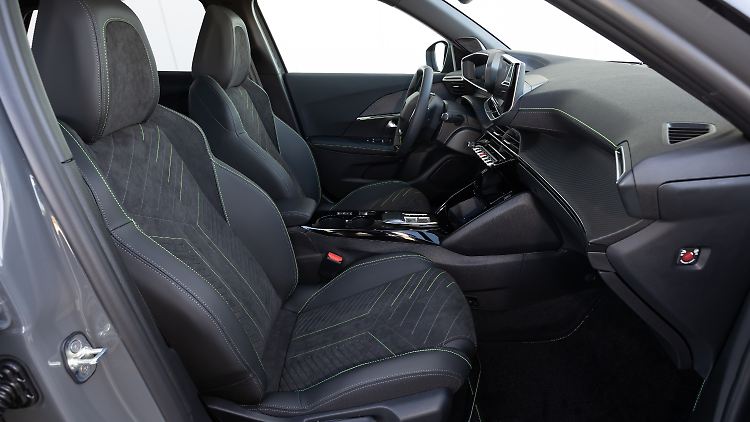 The dashboard, which extends far into the passenger compartment, restricts the entry area for the front occupants.