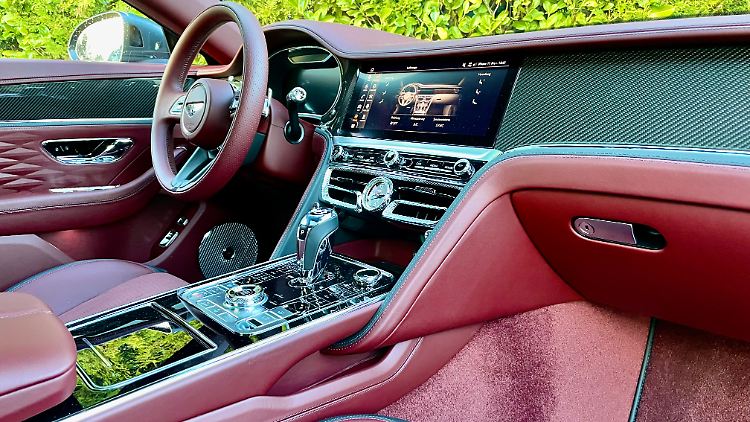 Only the finest in the Bentley: lots of carbon and leather exude nobility.  And there is plenty of display for the younger generation.