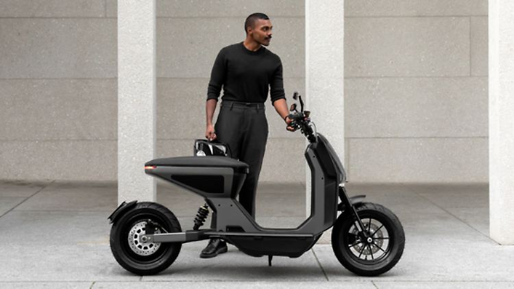 As with many electric scooters, the Naon Lucy's battery can also be removed.