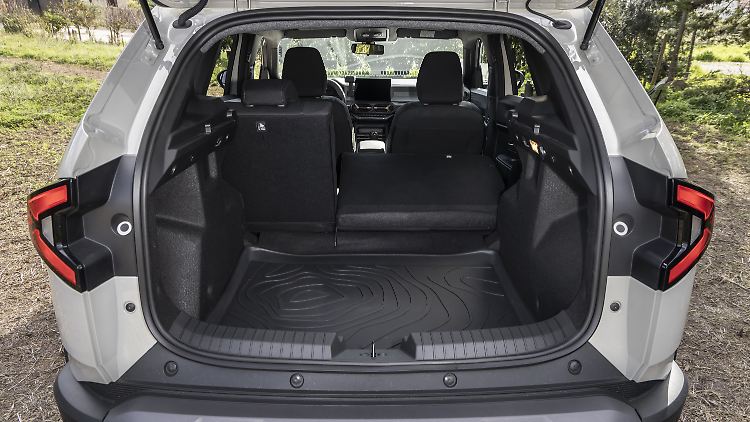 The precisely fitting plastic mat can be quickly removed from the trunk and cleaned.  If you fold down the rear seat backs, 1300 liters fit into the rear compartment.