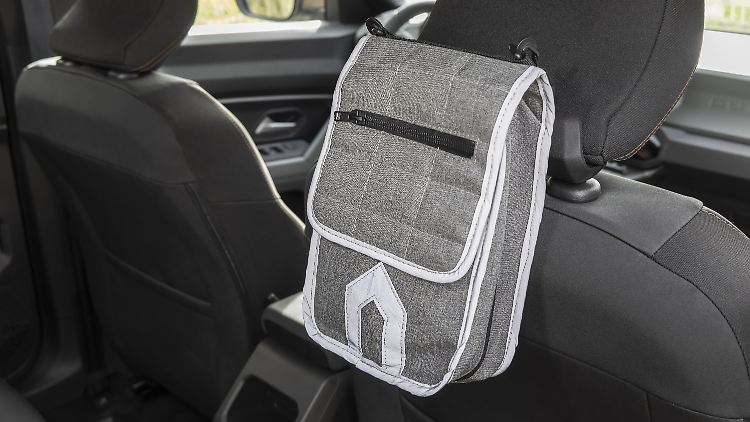 Are you sitting here in a Skoda?  Um, no, but Dacia also has practical solutions.  Neatly fastened, the bag does not wobble back and forth.
