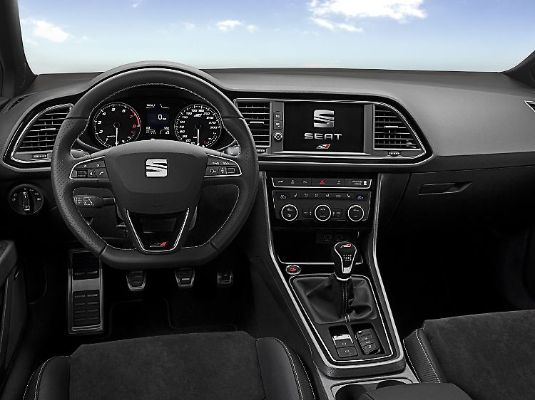 The cockpit of the Cupra version has a sporty design.