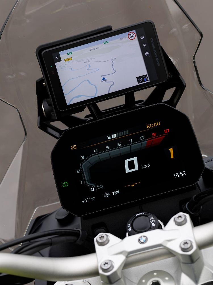 The smartphone can be integrated into the cockpit of the BMW F 900 GS as an additional display.