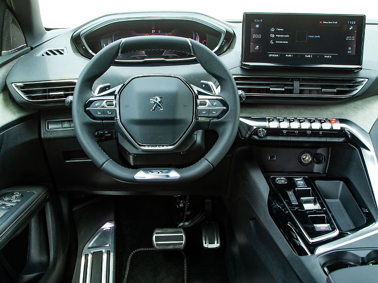 The cockpit of the Peugeot 508 SW is futuristic and the steering wheel is small.