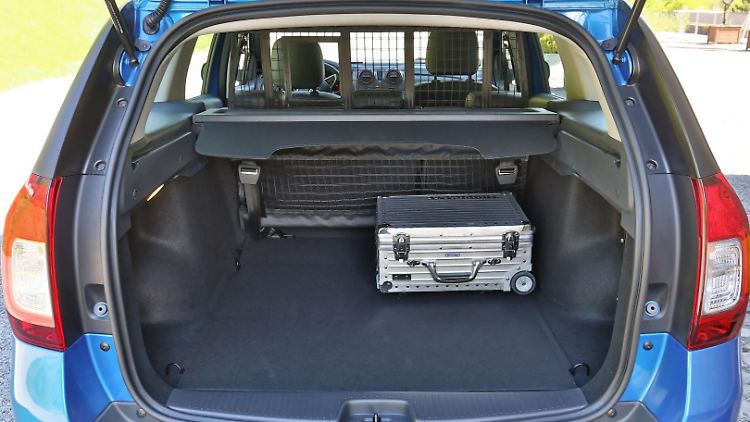 The luggage compartment of the Dacia Logan holds between 573 and 1518 liters.