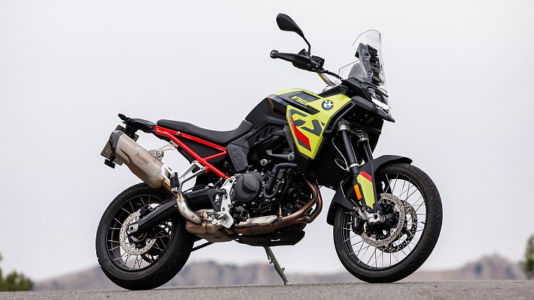 The BMW F 900 GS is slimmer and has a shorter rear.