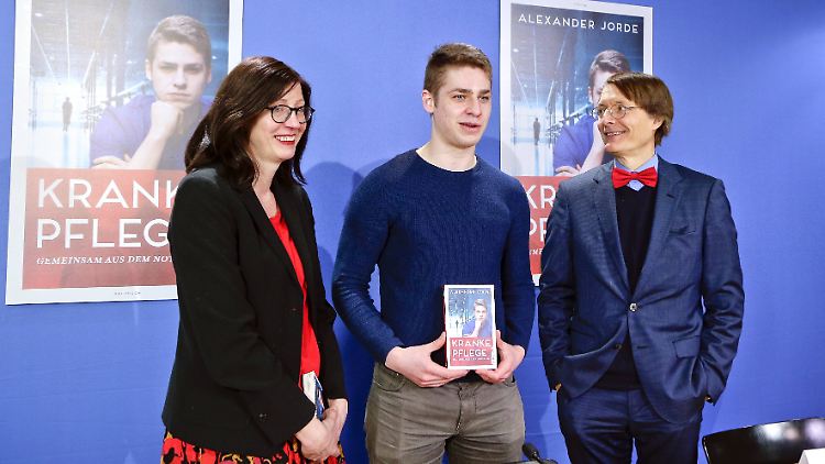 2019 at a press conference with nurse and author Alexander Jorde.