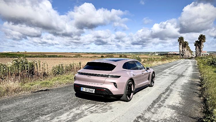 The Turbo Sport Turismo in "Frozenberry Metallic" may be a bit over-the-top in terms of paint color - but it's guaranteed to be an eye-catcher.