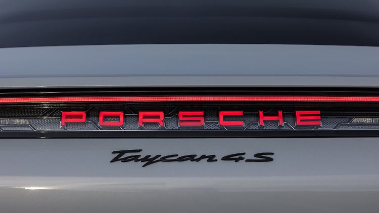 Since illuminated lettering is in vogue, the Porsche Taycan of the new model year will also have one.