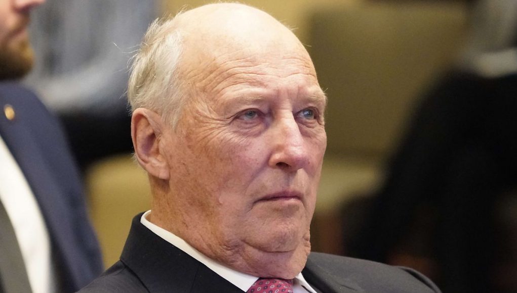 King Harald returns to Norway after heart surgery
