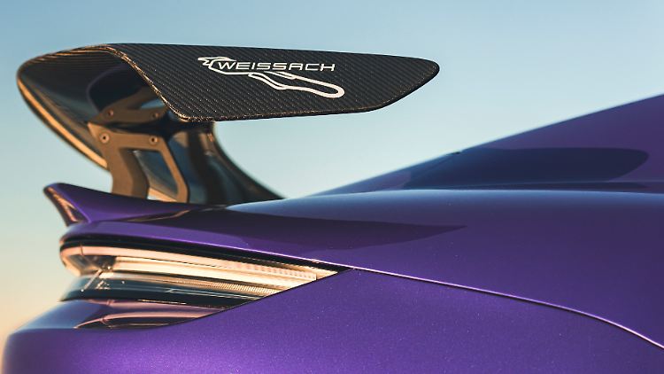The large visible carbon spoiler bears the logo of the Weissach package.  The athlete shines with 220 kilograms of downforce.