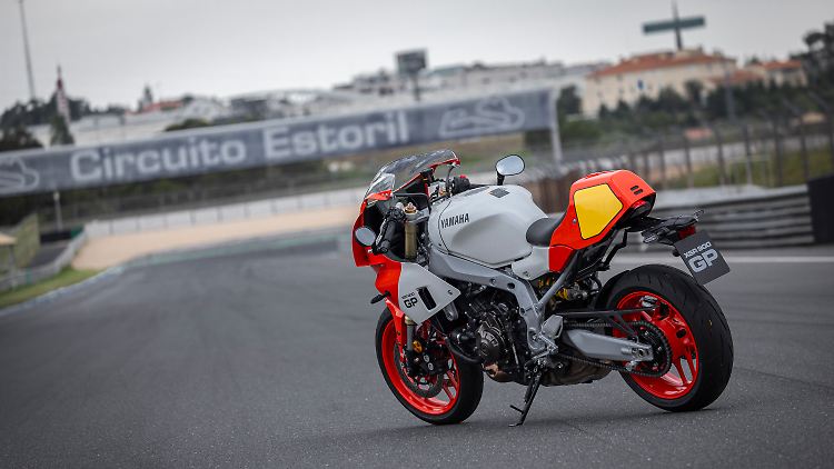 The Yamaha XSR 900 GP on the Estoril racetrack: The partly gray paintwork - not so appealing.