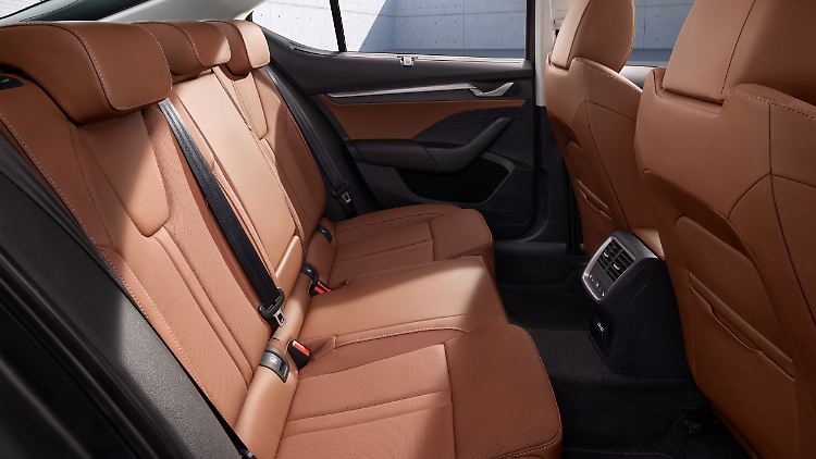 There is by no means a lack of space in the second row of the modern Skoda Octavia.