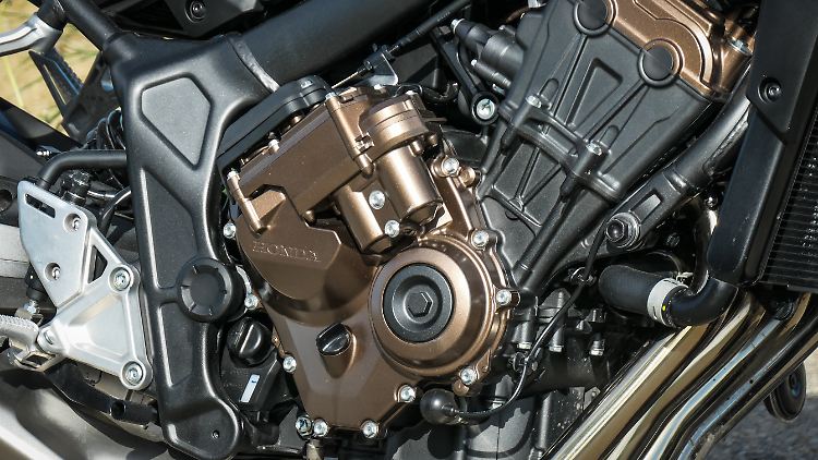 A liquid-cooled four-cylinder in-line engine drives the Honda CB650R with E-Clutch.
