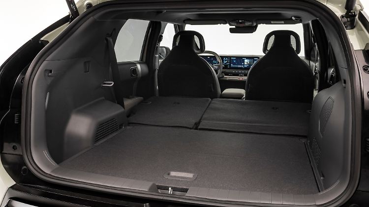 The EV3 can also hold a lot. With the rear seats folded down, it can hold the equivalent of 1250 liters of luggage.