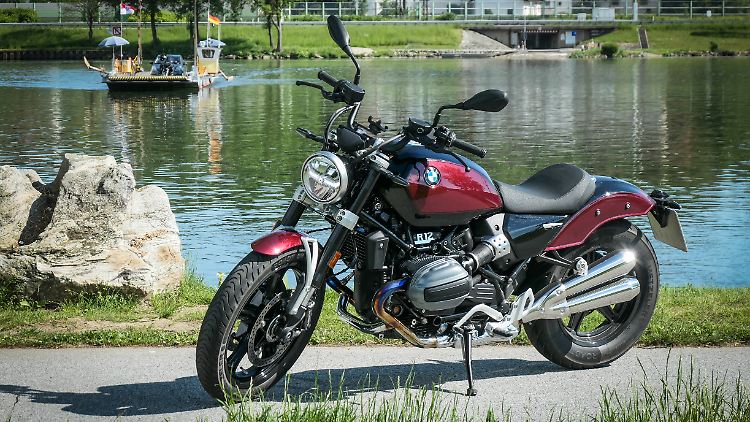 The BMW R 12 is powered by an air/oil-cooled 1170 cc boxer engine.