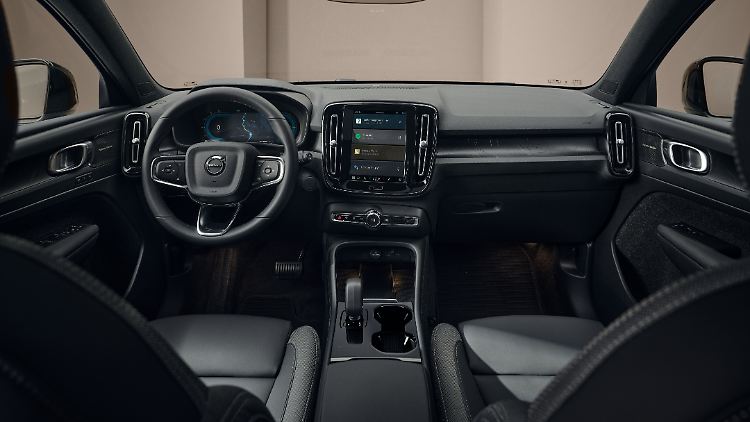 The interior shows that the EX40 is showing its age. The monitor looks small by today's standards and not particularly exciting from an architectural point of view.