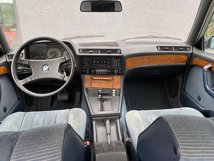 Lots of wood, a large steering wheel and simple controls characterize the BMW 7 Series E23.
