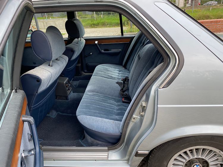Plenty of legroom in the back doesn't always require a long wheelbase. In the first 7 Series, this is just 2.80 meters.
