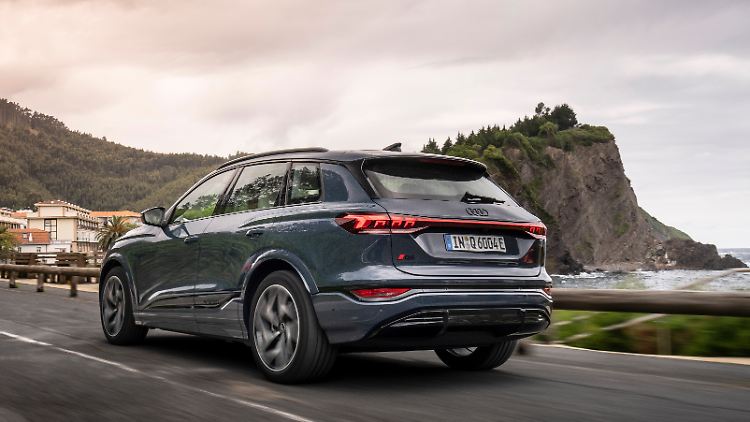 The rear section of the Audi Q6 in particular looks quite conservative. But it's funny that you can change the light graphics of the OLED taillights in the menu.