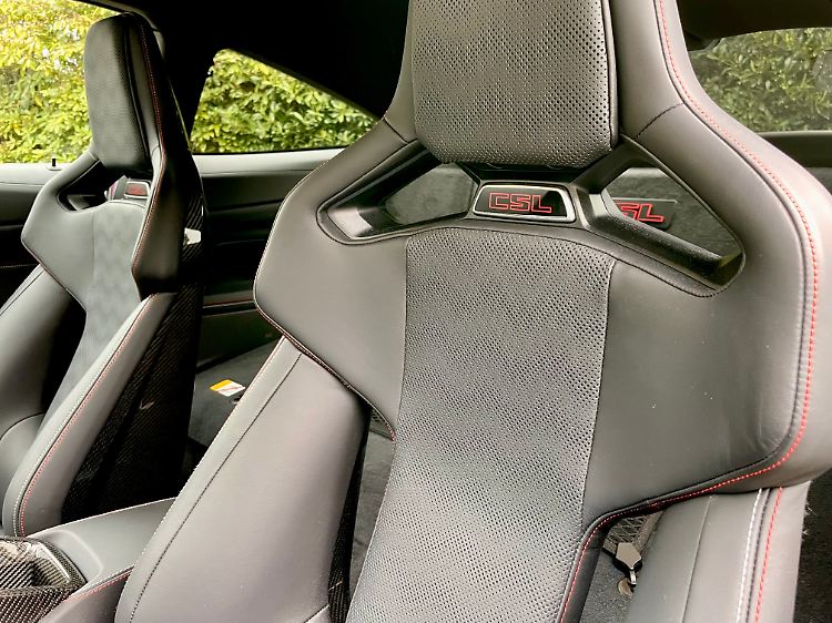 The powerful sports seats of the BMW M4 CSL are not at all uncomfortable.