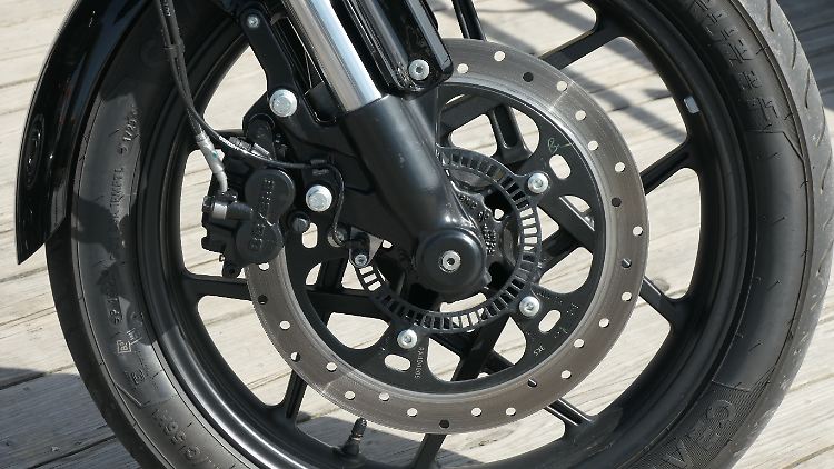 As for the brakes, the front single disc decelerates rather discreetly, but the rear one is very powerful.