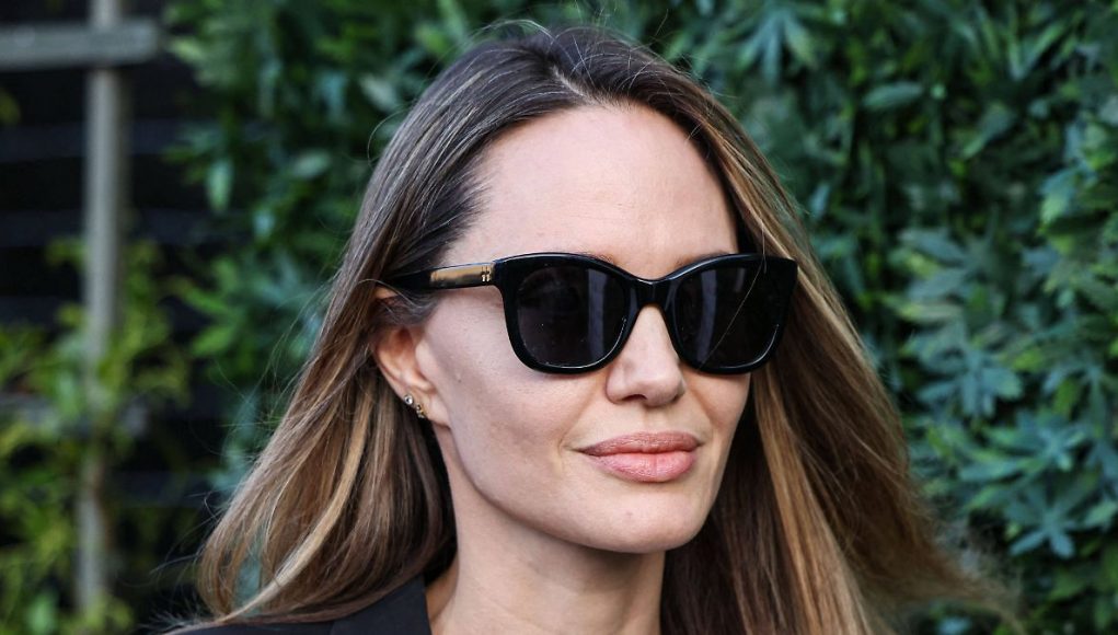 Angelina Jolie seems to be "happy"
