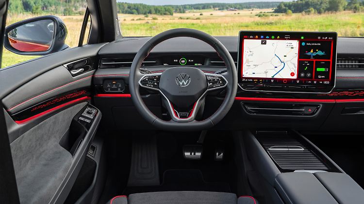 The cockpit in the VW ID.7 GTX is sporty and digital.