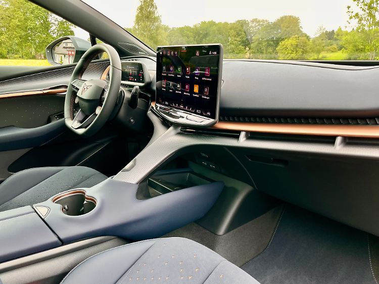 Extravagant architecture, a large monitor and solid workmanship are the stuff that automotive dreams are made of? You might think so. However, some people would like a little more functionality. The temperature setting via the touch surfaces is annoying.