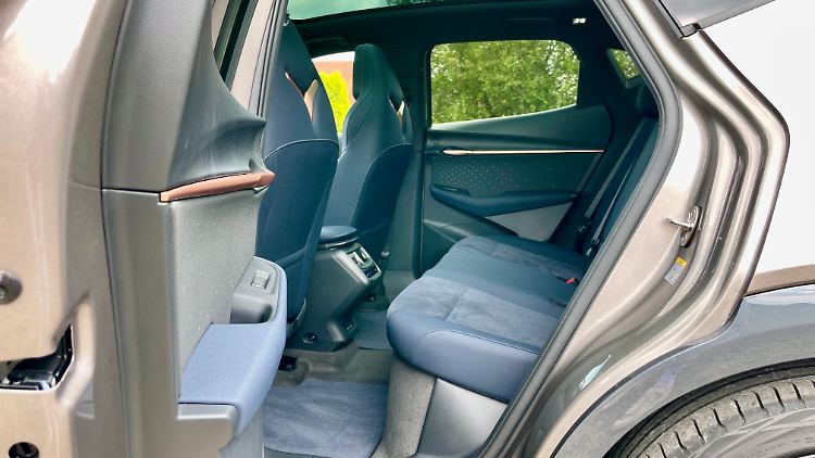 Typically electric, there is plenty of legroom in the back. Although the wheelbase of 2.77 meters is not particularly expansive.