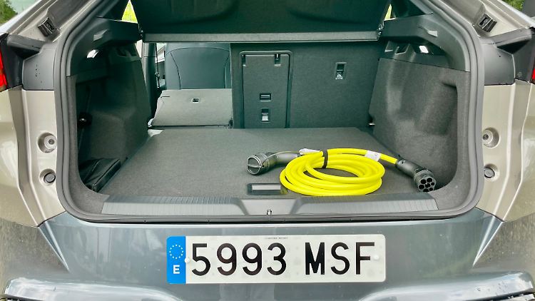 If you fold down the rear seats, you can transport long objects quite easily in the SUV. In this respect, it can easily keep up with a station wagon.