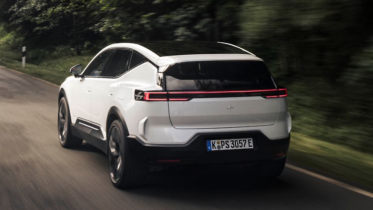 Objective: the rear of the Polestar 3 with a continuous light bar and a coupé-like roof finish.