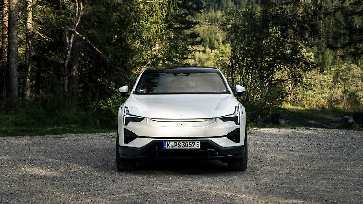 The front shows the Scandinavian design line of the Polestar 3 best.