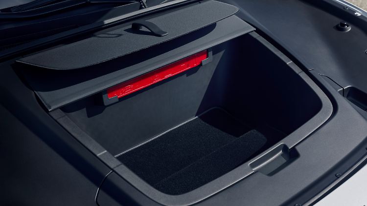 Under the flap at the front, a frunk offers space for charging cables and other small items.