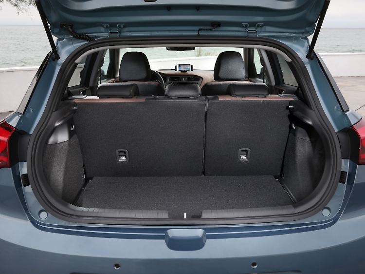 The trunk of the five-door car can hold between 326 and 1042 liters.