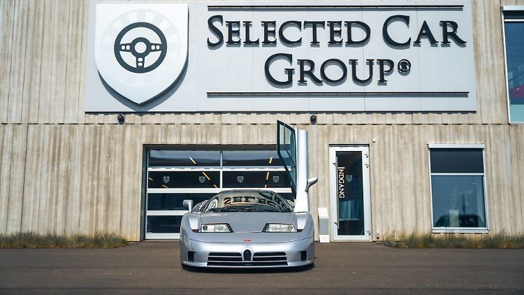 The front with the distinctive rectangular headlights is definitely the best side of the Bugatti EB110.