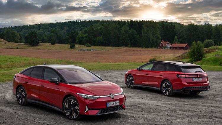 Sporty duo: Not only the sedan, but also the tourer (right) from the VW ID.7 is available as a GTX.