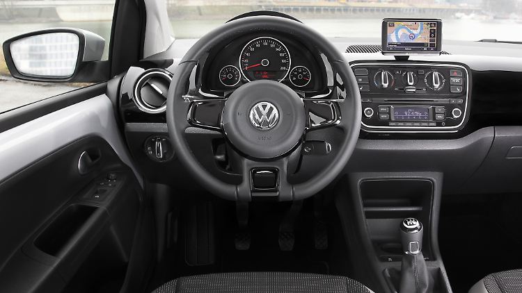 The cockpit of the VW Up is simple, but modern and functional.