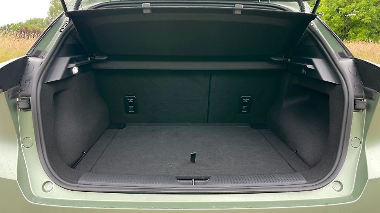 The cargo space volume of this MG is rather meager at just under 1200 liters.