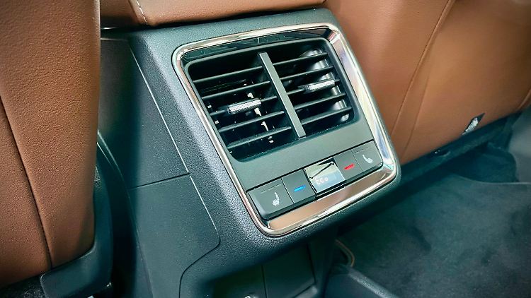 In contrast to the front, the seat heating at the rear can be switched on using a classic push button. Sometimes conventional things are better than supposed progress.