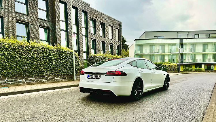 The Model S is actually quite old, having been built for around twelve years. The Americans are rejuvenating their business class car with newer, filigree taillights.