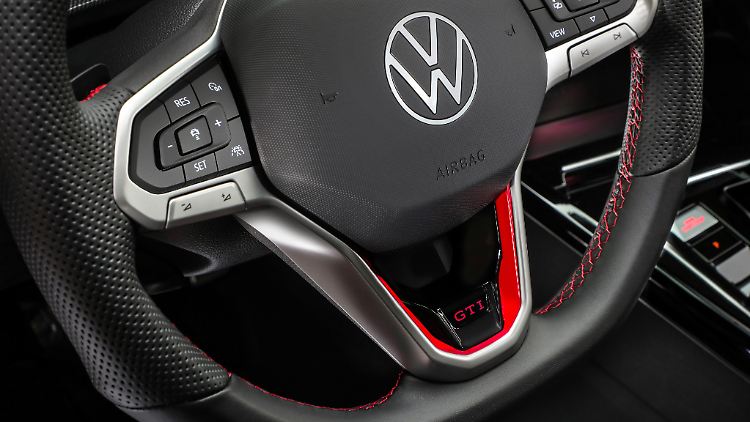 Clearly visible here: The steering wheel of the modified Golf finally has classic push buttons again instead of fiddly touch surfaces.